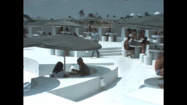 Mikonos Grécia Agosto 1981 Pessoas Almoço Mar Resort Cena Nos — Vídeo de Stock
