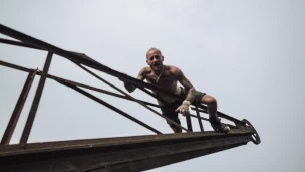 Shirtless Muscular Man Sits Old Rustic Crane Shouts Expresses Himself — Stok video