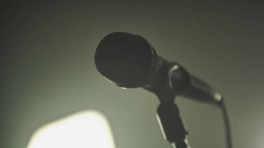 Sahnede canlı bir mikrofon - Halka açık konser müzik mikrofonu