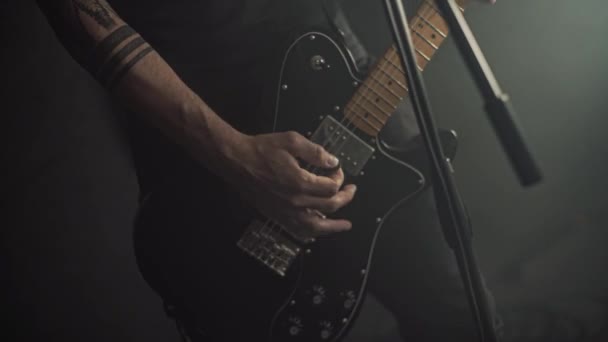 Jovem Guitarrista Profissional Toca Violão Detalhes Cordas Guitarra — Vídeo de Stock