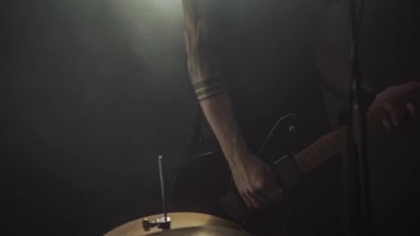 Ein Junger Gitarrist Spielt Hinter Dem Schlagzeug Einen Schlagzeuger — Stockvideo