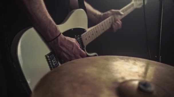 Gitarzysta Gra Gitarze Akustycznej Szczegółami Jego Dłoni Strun Gitarowych — Wideo stockowe