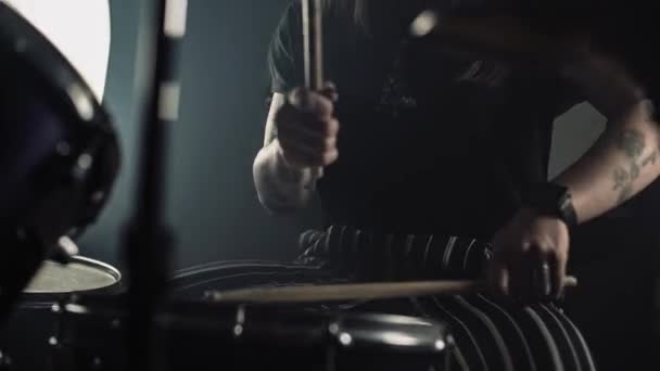 Młoda Perkusistka Okularami Gra Perkusji Trzymając Pałeczkę Dłoniach — Wideo stockowe