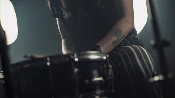 Drummer Perempuan Yang Kelelahan Dengan Kacamata Duduk Dekat Drum Setelah — Stok Video