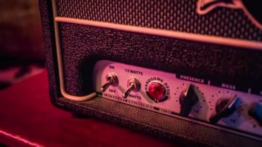 Sahnedeki canlı performans sırasında gitar yükseltici detayı