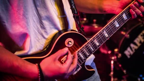 Man Hands Grać Gitarze Szczegóły Strun Akordów Gitarowych Podczas Występu — Wideo stockowe