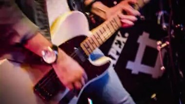 Milan, İtalya 23 Temmuz 2022: Gitar tellerinin gitar çalma detayları rock grubunun canlı performansı