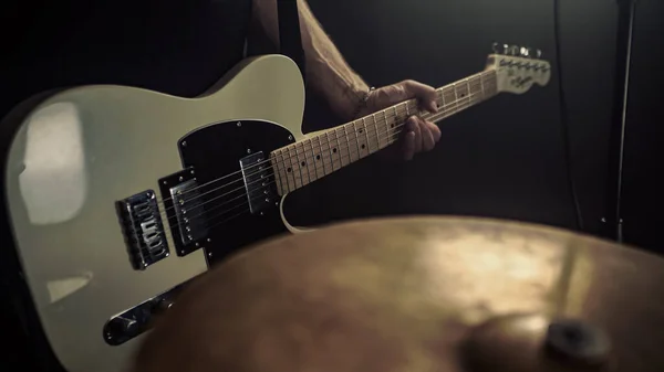 Guitarrista Toca Uma Guitarra Acústica Com Detalhes Sua Mão Cordas — Fotografia de Stock