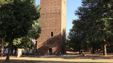 Rovigo şehrindeki Dona Kulesi (torre Dona) mavi gökyüzüne karşı. İtalya.