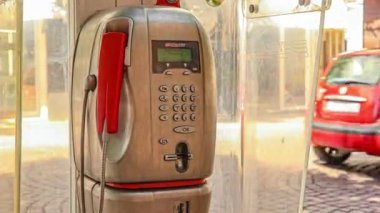Rovigo, İtalya 29 Temmuz 2022: Şehirdeki eski ankesörlü telefonun ayrıntıları