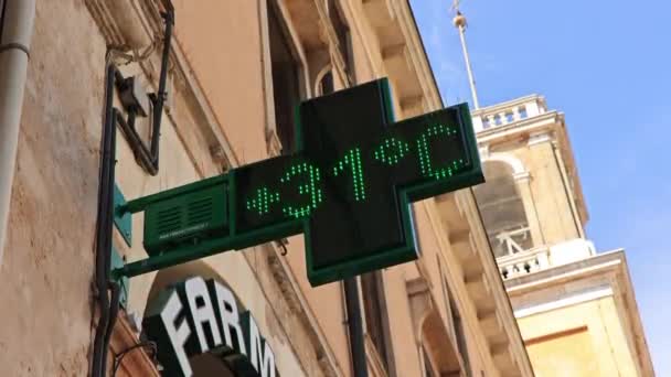 Rovigo Italy July 2022 Luminous Pharmacy Sign Hot Temperature — стоковое видео