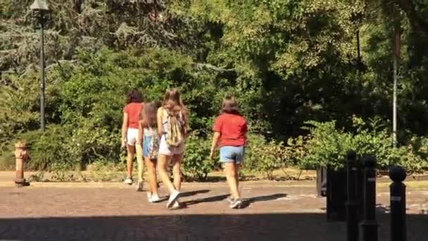 Rovigo Italy July 2022 Little Girls Walking City Alone — Stockvideo