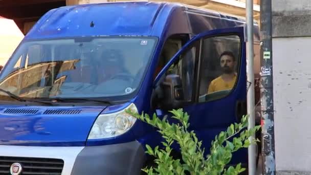 Rovigo Italy July 2022 Людина Виходить Фургона — стокове відео