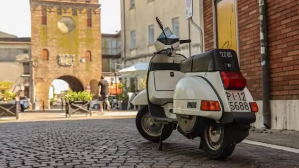 Рим Італія Джулі 2022 Скутер Веспа Припаркований Старій Вулиці Римі — стокове відео