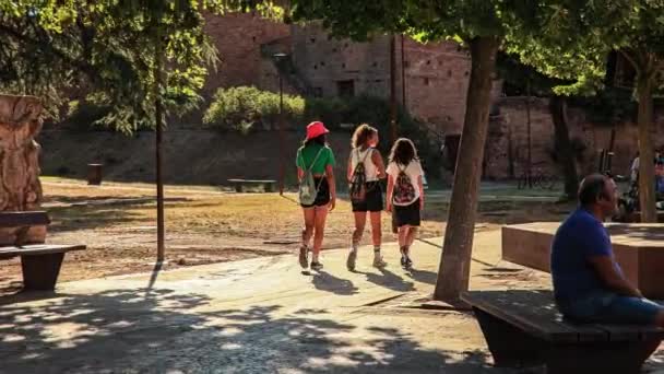 Rovigo Italy July 2022 Girls Walk Park — Stockvideo