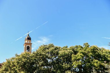 İtalya 'nın Rovigo kentindeki ağaçlarda çan kulesi.