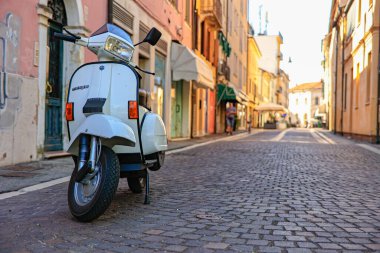Rovigo, İtalya 29 Temmuz 2022: Scooter Vespa Roma, İtalya 'da eski sokağa park etti