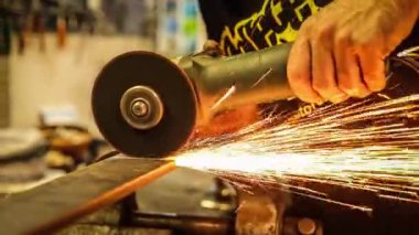 Çelik Metal, Demir ve Kıvılcımlar İmalat Ağır Sanayi Fabrikası Kapalı Kapalı Kapalı Mekanda. Öğütücü kullanan Profesyonel İşçi tarafından Metal Çalışmaları Derleme, Sıcaklık Detaylı Kaynak