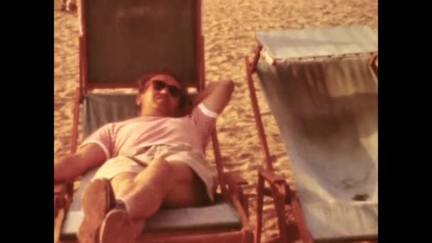 Barcelona Spain June 1958 Man Lying Sunbed Beach Scene 50S — Vídeo de Stock