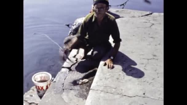 Миконос Испания Июнь 1979 Рыбак Шлепает Осьминога Сцене — стоковое видео