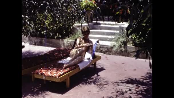 Ρόδος Ισπανία Ιούνιος 1979 Γυναικεία Ηλιοθεραπεία Χαλαρωτική Σκηνή Lounger Στη — Αρχείο Βίντεο