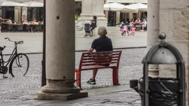 Rovigo Italy August 2022 Elderly Man Alone Bench City Economically — Vídeo de Stock