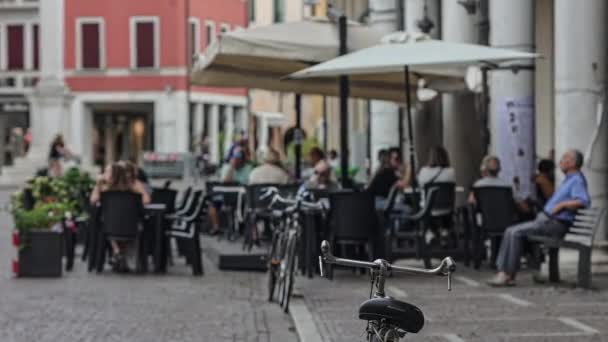 Ровиго Италия Августа 2022 Люди Ресторанах Открытом Воздухе Картина Размыта — стоковое видео