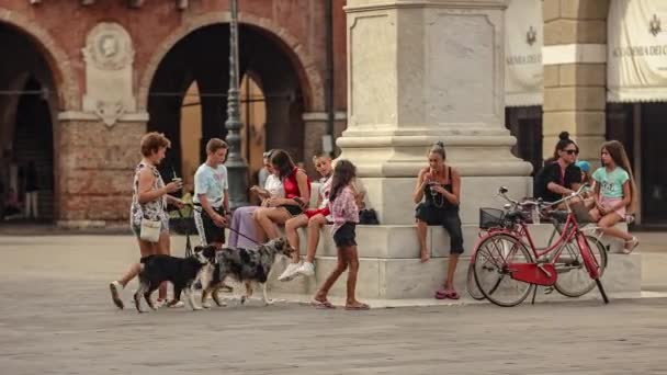Rovigo Italy August 2022 People Relaxing City Monument — Vídeos de Stock