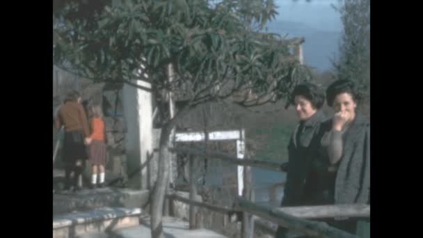 Assisi Ιταλία Ιούνιος 1965 Άνθρωποι Χαλαρώνουν Κοντά Στο Ποτάμι — Αρχείο Βίντεο