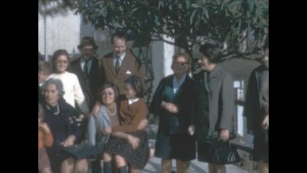 Assisi Italy June 1965 Large Family Portrait Outdoor Scene 60S — Stockvideo