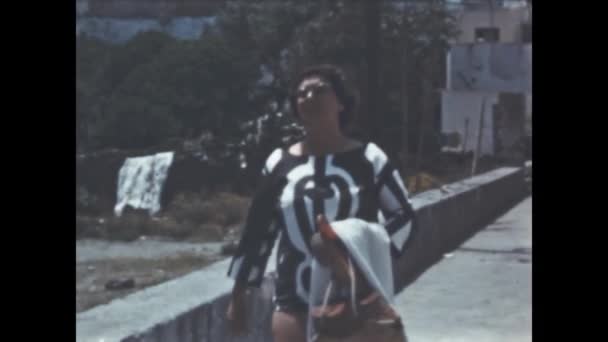 Liguria Italy June 1960 Woman Meets Man Alley 60S — Video Stock