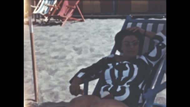 Liguria Italy June 1960 People Vacation Italian Beach 1960S — Vídeo de Stock