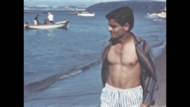 Лігурія Італія 1960 Люди Відпустці Пляжі Італії 1960 Року — стокове відео