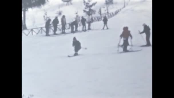Δολομίτες Ιταλία Ιανουάριος 1960 Οικογενειακές Αναμνήσεις Διακοπών Σκι Στη Δεκαετία — Αρχείο Βίντεο