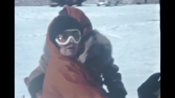 Dolomites Italy December 1965 People Snow Vacation Sled Scene 60S — Vídeo de Stock