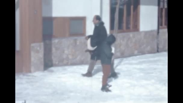 Δολομίτες Ιταλία Δεκέμβριος 1965 Δολομίτες Χιονισμένο Χωριό Σκηνή Στη Δεκαετία — Αρχείο Βίντεο
