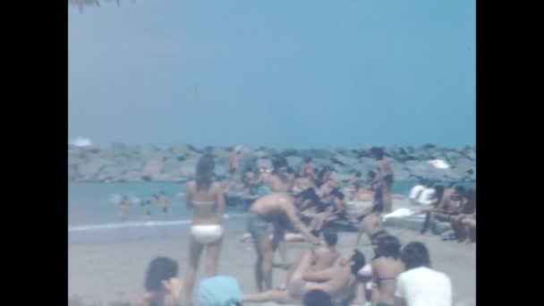 Sardinia Italy June 1965 Beach Full People Vacation Scene 60S — 图库视频影像
