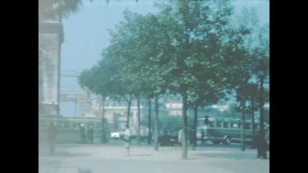 Paris France May 1965 Paris Traffic Street View Scene 60S — ストック動画