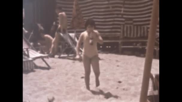 Liguria Itally August 1965 Family Beach Vacation Scene 60S — Vídeos de Stock