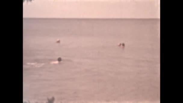 Liguria Itally August 1965 Family Beach Vacation Scene 60S — Vídeo de stock