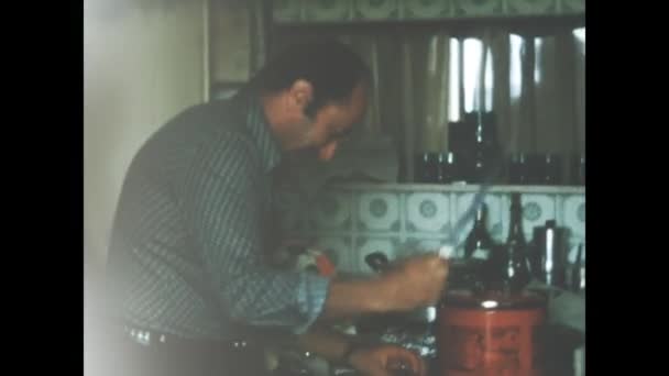 Λιγουρία Ιταλία Αύγουστος 1965 Ευτυχισμένοι Άνθρωποι Κουζίνα Προετοιμάσει Σκηνή Τροφίμων — Αρχείο Βίντεο
