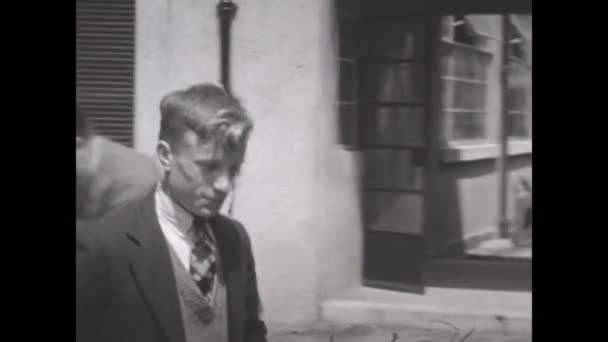 Λονδίνο Ηνωμένο Βασίλειο Μάιος 1939 Άνδρας Ντυμένος Κοστούμι Χαρίζει Τρόπαιο — Αρχείο Βίντεο