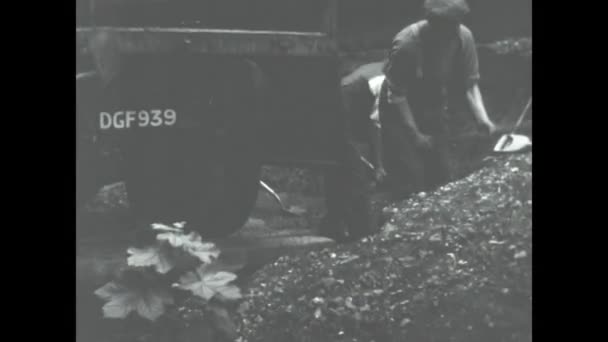 London United Kingdom May 1939 Labours Workers Load Truck Sand — Stockvideo