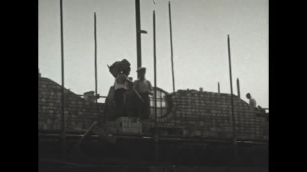 Λονδίνο Ηνωμένο Βασίλειο Μάιος 1939 Εργάτες Στο Εργοτάξιο Τοποθετούν Τούβλα — Αρχείο Βίντεο
