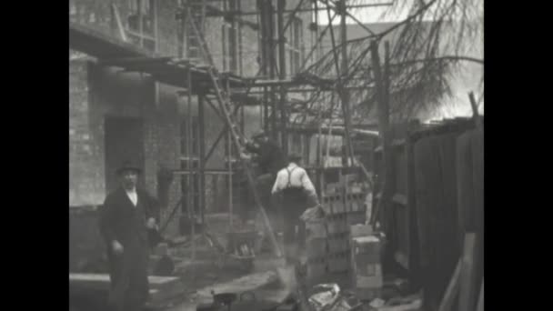 Λονδίνο Ηνωμένο Βασίλειο Μάιος 1939 Άνδρες Εργαζόμενοι Εργάζονται Στο Εργοτάξιο — Αρχείο Βίντεο