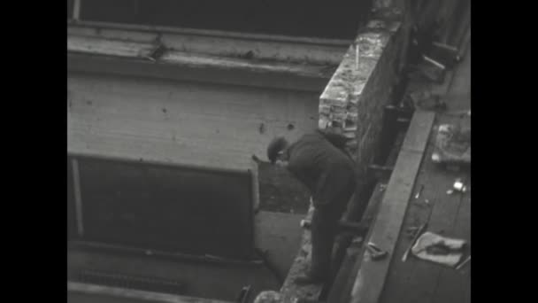 London United Kingdom May 1939 Men Demolish Old Building Pile — Stock Video