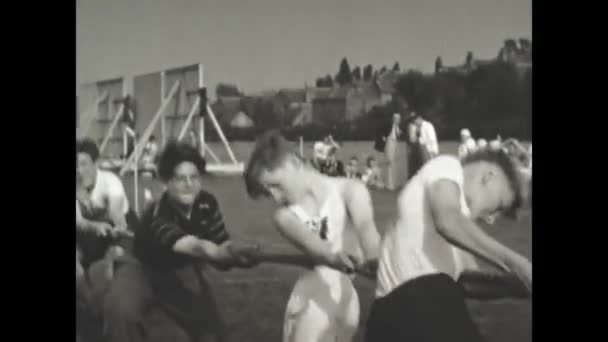Лондон Великобритания May 1939 Tug War Competition Coaches Give Directions — стоковое видео