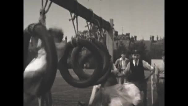 Λονδίνο Ηνωμένο Βασίλειο Μάιος 1939 Νεαρά Αγόρια Ασκούν Διαφορετικές Δραστηριότητες — Αρχείο Βίντεο