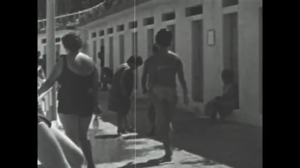 Catanzaro Ιταλία Αύγουστος 1962 Τουρίστες Απολαμβάνουν Τις Διακοπές Στην Παραλία — Αρχείο Βίντεο