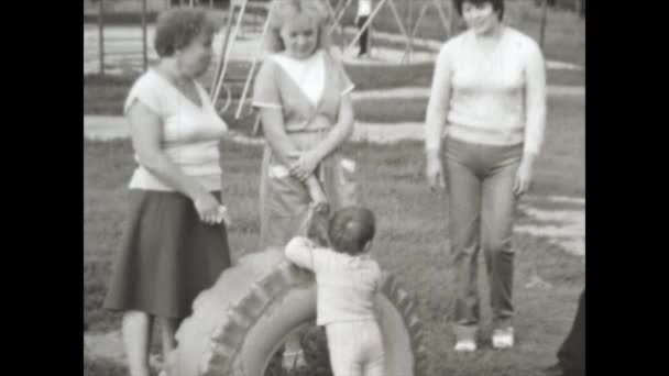 Kiev Ukraine June 1968 Outdoor Park Family Memories Scene 60S — Stockvideo